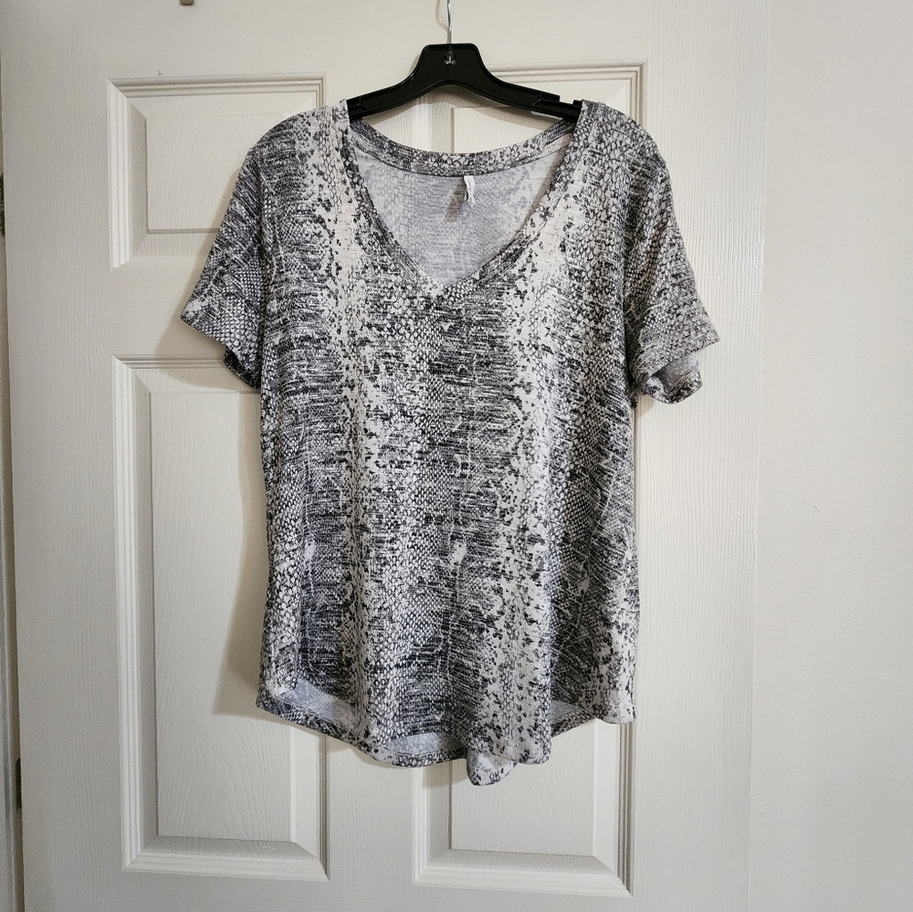 Z Supply Snake Print Short Sleeved Top size XL NWOT